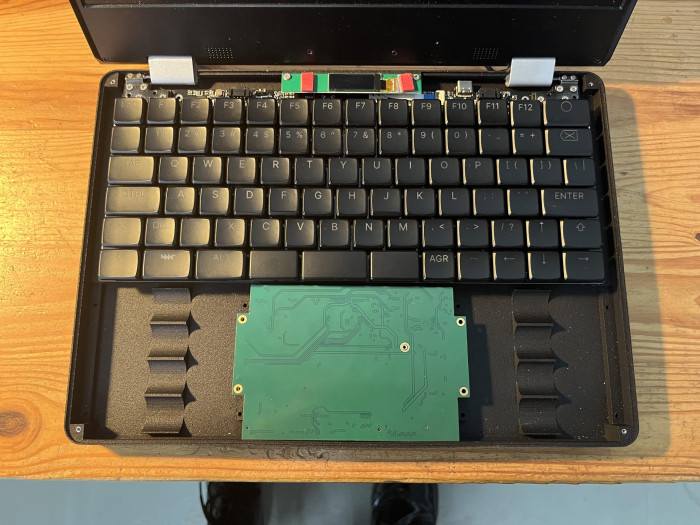 3D-gedruckter Prototyp des Gehäuses mit eingesetztem Motherboard und Tastatur